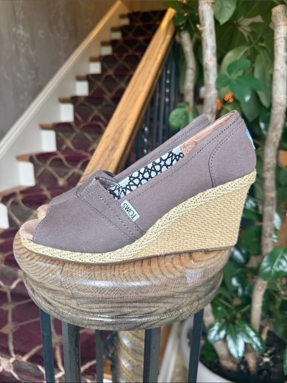 TOMS Calypso canvas, ladies wedge shoe excellent condition, 7 1/2